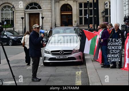 LONDRES, ROYAUME-UNI. 27 mars 2025. Les manifestants disent à Jonathan Reynolds de cesser immédiatement d'armer Israël. En tant que secrétaire aux affaires, Jonathan Reynolds accorde des licences pour continuer à exporter des armes vers Israël malgré le génocide en cours contre les Palestiniens. Le refus d’arrêter l’exportation de pièces pour les avions de chasse F-35 est une décision qui sera contestée devant les tribunaux en mai devant Chatham House, à Londres, en Angleterre. (Photo de 李世惠/Voir Li/Picture Capital) crédit : Voir Li/Picture Capital/Alamy Live News Banque D'Images