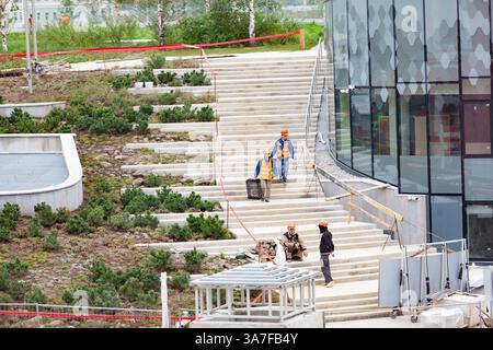 Construction d'un escalier dans le parc Zaryadye à côté de l'amphithéâtre de verre Banque D'Images