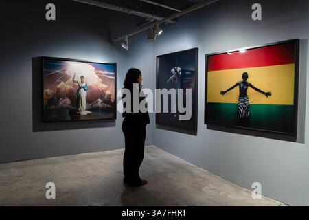 UTILISATION ÉDITORIALE UNIQUEMENT vues de la nouvelle exposition du photographe et cinéaste Gabriel Moses, « Selah », aux 180 Studios, Londres. Date de la photo : jeudi 27 mars 2025. Banque D'Images