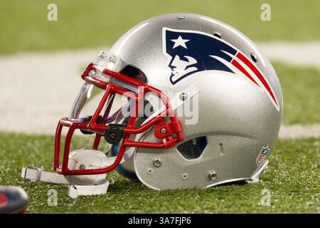 22 novembre 2012 : le casque New England Patriots est installé sur le terrain lors des échauffements précédant le match de Thanksgiving de la NFL entre les New England Patriots et les jets de New York au MetLife Stadium à East Rutherford, New Jersey. (Crédit image : © Chris Szagola/Cal Sport Media/ZUMAPRESS.com) Banque D'Images