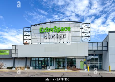 ST. PAUL, MN, États-Unis, 22 MARS 2025 : extérieur Extra Space Storage et logo de la marque. Banque D'Images