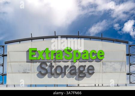ST. PAUL, MN, États-Unis, 22 MARS 2025 : extérieur Extra Space Storage et logo de la marque. Banque D'Images
