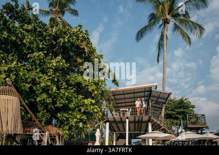 Couple gay senior debout dans le balcon de la villa sous le ciel nuageux bleu en Thaïlande Banque D'Images