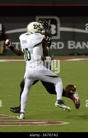 23 novembre 2012 - 23 novembre 2012 : Terrence Mitchell #10 des South Florida Bulls est incapable d'attraper une passe pendant le match entre les South Florida Bulls et les Bearcats de l'Université de Cincinnati au Nippert Stadium de Cincinnati, OH(crédit image : © Aaron Doster/Cal Sport Media/ZUMAPRESS.com) Banque D'Images