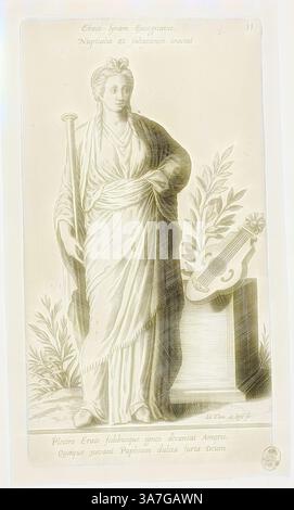 Une figure classique se tient élégamment, drapée de robes, tenant un personnel. A côté d'eux se trouve un piédestal orné d'une lyre, entouré d'un feuillage délicat, évoquant un sens artistique et d'inspiration., Art classique avec une touche moderne réinventé par Artotop, Erato, Muse of Lyric Poetry, planche 11 from Parnassus biceps, 1601, Johann Theodor de Bry (allemand, 1561-1623), d'après Jean-Jacques Boissard (français, 1533-1598), Frankfurt an der Oder, gravure en noir sur papier ivoire Banque D'Images
