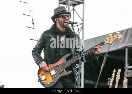 4 mai 2013 - Charlotte, Caroline du Nord, U. S - JOSH SMITH du groupe HALESTORM se produit dans le cadre du festival Carolina Rebellion à Charlotte, Caroline du Nord. Halestorm Halestorm est un groupe de rock américain originaire de Red Lion, Pennsylvanie. La chanson Love Bites (So Do I) de cet album remporte leur premier Grammy Award de la meilleure performance Hard Rock/Metal le 10 février 2013. (Crédit image : © Andy Martin Jr./ZUMAPRESS.com) Banque D'Images