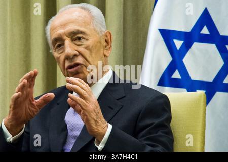 SHIMON PERES (2 août 1923 - 28 septembre 2016) est un homme d'État israélien d'origine polonaise. Né Szymon Perski, il a été le neuvième président d'Israël de 2007 à 2014, a servi deux fois comme premier ministre d'Israël et deux fois comme premier ministre par intérim, et il a été membre de 12 cabinets au cours d'une carrière politique de plus de 66 ans. Peres a remporté le prix Nobel de la paix en 1994 avec Yitzhak Rabin et Yasser Arafat pour les pourparlers de paix auxquels il a participé en tant que ministre israélien des Affaires étrangères, produisant les accords d'Oslo. PHOTO : 09 mai 2013 - Jérusalem, Israël - le président SHIMON PERES fait des remarques à Financ Banque D'Images