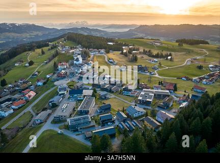 Photo aérienne du village pittoresque de Sulzberg dans les montagnes de la forêt de Bregenz dans le Vorarlberg, Autriche Banque D'Images