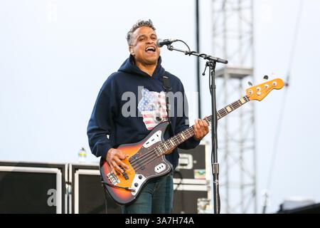 4 mai 2013 - Charlotte, Caroline du Nord, U. S - SERGIO VEGA du groupe DEFTONES se produit dans le cadre du festival Carolina Rebellion à Charlotte, Caroline du Nord. Deftones Deftones est un groupe de metal alternatif américain de Sacramento, Californie, fondé en 1988. (Crédit image : © Andy Martin Jr./ZUMAPRESS.com) Banque D'Images