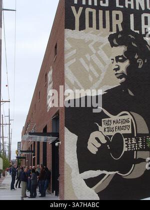 Le 26 avril 2013 - Tulsa, OK, États-Unis - le Woody Guthrie Center de Tulsa a ouvert ses portes aux foules le 27 avril. (Crédit image : © Steve Paul/MCT/ZUMAPRESS.com) Banque D'Images