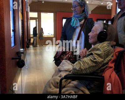 26 avril 2013 - Tulsa, Oklahoma, USA - au nouveau Woody Guthrie Center de Tulsa, Mary Jennings Boyle, première épouse de Guthrie, voit une exposition de leur temps à Pampa, Texas, il y a environ 80 ans. Avec elle, Nora Guthrie, fille de Woody et de sa seconde épouse. (Crédit image : © Steve Paul/MCT/ZUMAPRESS.com) Banque D'Images