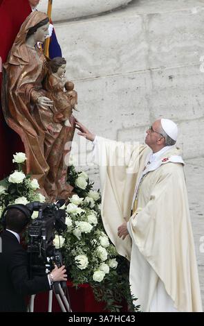 12 mai 2013 - Cité du Vatican - LE PAPE FRANÇOIS dirige sa première messe de canonisation sur la place Pierre au Vatican. (Crédit image : © Evandro Inetti/ZUMAPRESS.com) Banque D'Images