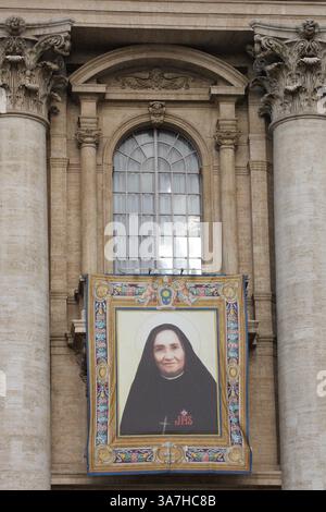 12 mai 2013 - État de la Cité du Vatican (Saint-Siège) - le pape FRANÇOIS dirige la messe de canonisation sur la place Pierre au Vatican. (Crédit image : © Evandro Inetti/ZUMAPRESS.com) Banque D'Images