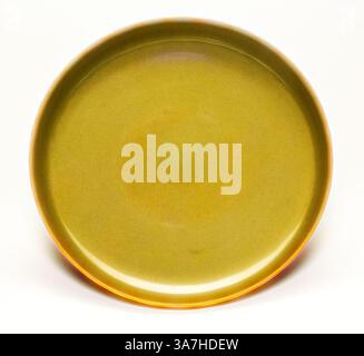 Un plat de service ovale avec une surface lisse et brillante avec une teinte jaune-vert douce et un bord orange subtil., Art classique avec une touche moderne réinventé par Artotop, plat glacé de style Yaozhou, dynastie Qing (1644–1911), marque et période du règne Yongzheng (1723–1735), Chine, porcelaine Banque D'Images