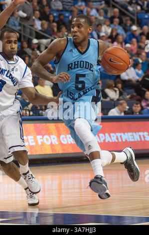 19 janvier 2013 - Saint Louis, MO, États-Unis - Xavier Munford #5 de l'Université de Rhode Island dépasse Kwamain Mitchell #3 de l'Université de Saint Louis dans la voie de la première moitié du match de l'Université de Rhode Island contre l'Université de Saint Louis au Chaifetz Arena de Saint Louis, MO le 19 janvier 2013.(Credit image : © Paul Halfacre/Cal Sport Media/ZUMAPRESS.com) Banque D'Images