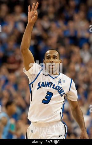 19 janvier 2013 - Saint Louis, MO, États-Unis - Kwamain Mitchell #3 de l'Université Saint Louis célèbre après avoir frappé un trois pointeurs dans la première moitié du match de l'Université du Rhode Island contre l'Université Saint Louis au Chaifetz Arena à Saint Louis, MO le 19 janvier 2013.(image crédit : © Paul Halfacre/Cal Sport Media/ZUMAPRESS.com) Banque D'Images