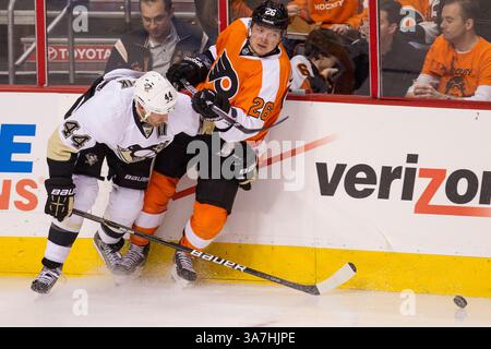 19 janvier 2013 : Ruslan Fedotenko (26 ans), l'aile gauche des Flyers de Philadelphie, se mêle du défenseur Brooks Orpik (44 ans) des Penguins de Pittsburgh alors qu'ils s'attaquent à la rondelle pendant le match de la LNH entre les Penguins de Pittsburgh et les Flyers de Philadelphie au Well Fargo Center à Philadelphie, en Pennsylvanie. (Crédit image : © Chris Szagola/Cal Sport Media/ZUMAPRESS.com) Banque D'Images