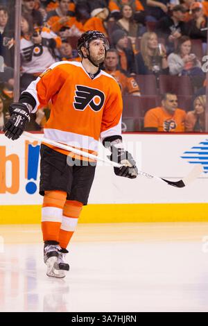 19 janvier 2013 : le défenseur des Flyers de Philadelphie Andrej Meszaros (41 ans) regarde pendant le match de la LNH entre les Penguins de Pittsburgh et les Flyers de Philadelphie au Well Fargo Center à Philadelphie, en Pennsylvanie. Les Penguins de Pittsburgh ont battu les Flyers de Philadelphie, 3-1.(image crédit : © Chris Szagola/Cal Sport Media/ZUMAPRESS.com) Banque D'Images
