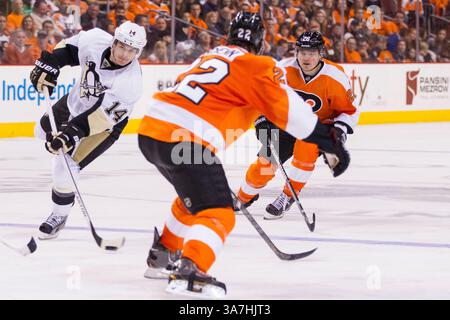 19 janvier 2013 : Chris Kunitz (14 ans), l'aile gauche des Penguins de Pittsburgh, tire sur le palet alors que Ben Holmstrom (22 ans) est devant lui et Ruslan Fedotenko (26 ans) est derrière lors du match de la LNH entre les Penguins de Pittsburgh et les Flyers de Philadelphie au Well Fargo Center à Philadelphie, en Pennsylvanie. Les Penguins de Pittsburgh ont battu les Flyers de Philadelphie, 3-1.(image crédit : © Chris Szagola/Cal Sport Media/ZUMAPRESS.com) Banque D'Images