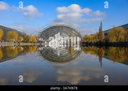 Leipzig, Allemagne. 27 mars 2025. Vue sur la salle de verre de la Foire du livre de Leipzig. Jusqu'au 30.03.2025, 2 040 exposants de 45 pays présenteront de nouveaux produits à ce printemps de livre. La devise de la foire de cette année est « les mots déplacent les mondes ». Cette année, le pays invité est la Norvège. Crédit : Jan Woitas/dpa/Alamy Live News Banque D'Images