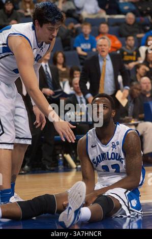 19 janvier 2013 - Saint Louis, MO, États-Unis - Cory Remekun #32 de l'Université Saint Louis regarde l'officiel alors que Cody Ellis #24 de l'Université Saint Louis propose de l'aider à le récupérer après la faute dans le match de l'Université de Rhode Island contre l'Université Saint Louis au Chaifetz Arena à Saint Louis, MO le 19 janvier 2013.(Credit image : © Paul Halfacre/Cal Sport Media/ZUMAPRESS.com) Banque D'Images