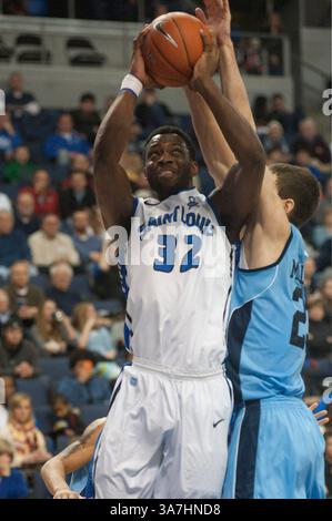 19 janvier 2013 - Saint Louis, MO, États-Unis - Cory Remekun #32 de l'Université Saint Louis monte fort pour le seau dans la deuxième moitié du match de l'Université de Rhode Island contre l'Université Saint Louis au Chaifetz Arena à Saint Louis, MO le 19 janvier 2013.(image crédit : © Paul Halfacre/Cal Sport Media/ZUMAPRESS.com) Banque D'Images