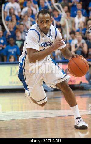 19 janvier 2013 - Saint Louis, MO, États-Unis - Kwamain Mitchell #3 de l'Université Saint Louis cherche à passer au sommet de la clé dans la seconde moitié du match de l'Université du Rhode Island contre l'Université Saint Louis au stade Chaifetz à Saint Louis, MO le 19 janvier 2013.(Credit image : © Paul Halfacre/Cal Sport Media/ZUMAPRESS.com) Banque D'Images