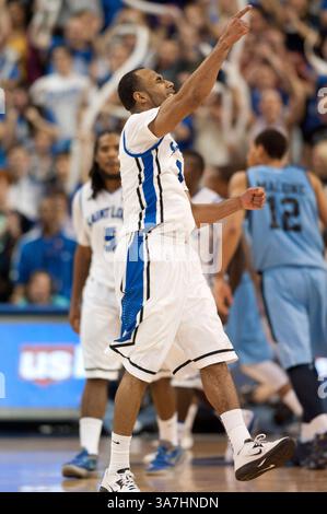 19 janvier 2013 - Saint Louis, Missouri, États-Unis - Kwamain Mitchell #3 de l'Université Saint Louis pointe vers la foule pour gonfler la foule tard dans la deuxième moitié du match de l'Université de Rhode Island contre l'Université Saint Louis à l'aréna Chaifetz à Saint Louis, MO le 19 janvier 2013.(image crédit : © Paul Halfacre/Cal Sport Media/ZUMAPRESS.com) Banque D'Images