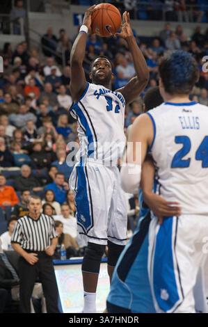 19 janvier 2013 - Saint Louis, MO, États-Unis - Cory Remekun #32 de l'Université Saint Louis se lève pour un tir de saut dans la deuxième moitié du match de l'Université de Rhode Island contre l'Université Saint Louis au Chaifetz Arena à Saint Louis, MO le 19 janvier 2013.(crédit image : © Paul Halfacre/Cal Sport Media/ZUMAPRESS.com) Banque D'Images