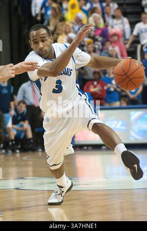 19 janvier 2013 - Saint Louis, MO, États-Unis - Kwamain Mitchell #3 de l'Université Saint Louis cherche à dépasser un défenseur du Rhode Island dans la seconde moitié du match de l'Université du Rhode Island contre l'Université Saint Louis au stade Chaifetz de Saint Louis, MO, le 19 janvier 2013.(Credit image : © Paul Halfacre/Cal Sport Media/ZUMAPRESS.com) Banque D'Images