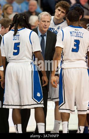19 janvier 2013 - Saint Louis, MO, États-Unis - Jim Crews entraîneur-chef intérimaire de l'Université de Saint Louis s'adresse à ses joueurs réunis à la fin de la deuxième moitié du match de l'Université de Rhode Island contre l'Université de Saint Louis à l'aréna Chaifetz à Saint Louis, MO, le 19 janvier 2013.(crédit image : © Paul Halfacre/Cal Sport Media/ZUMAPRESS.com) Banque D'Images