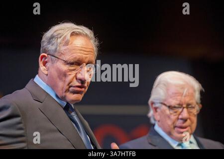 20 mars 2012 - Hempstead, New York, États-Unis - BOB WOODWARD (à gauche) et CARL BERNSTEIN (à droite), journalistes d'investigation, parlent du 40e anniversaire du scandale politique du Watergate, à l'Université Hofstra. La conférence portait sur leur enquête, tandis que les journalistes du Washington Post, sur l'effraction, et sa dissimulation, du quartier général national démocrate au complexe de bureaux du Watergate à Wash. DC, ce qui a conduit à la démission du président Nixon. (Crédit image : © Ann Parry/ZUMAPRESS.com) Banque D'Images