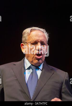 20 mars 2012 - Hempstead, New York, États-Unis - BOB WOODWARD, journaliste d'investigation, parle du 40e anniversaire du scandale politique du Watergate, à l'Université Hofstra. La conférence portait sur l'enquête de Woodward et Bernstein, tandis que les journalistes du Washington Post, sur l'effraction, et sa dissimulation, du quartier général national démocrate au complexe de bureaux du Watergate à Wash. DC, ce qui a conduit à la démission du président Nixon. (Crédit image : © Ann Parry/ZUMAPRESS.com) Banque D'Images