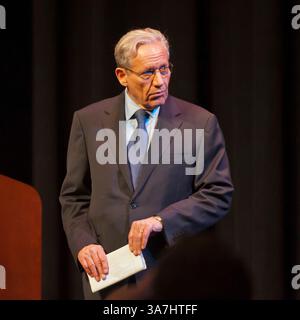 20 mars 2012 - Hempstead, New York, États-Unis - BOB WOODWARD, journaliste d'investigation, parle du 40e anniversaire du scandale politique du Watergate, à l'Université Hofstra. La conférence portait sur l'enquête de Woodward et Bernstein, tandis que les journalistes du Washington Post, sur l'effraction, et sa dissimulation, du quartier général national démocrate au complexe de bureaux du Watergate à Wash. DC, ce qui a conduit à la démission du président Nixon. (Crédit image : © Ann Parry/ZUMAPRESS.com) Banque D'Images