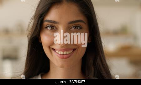 Arabe femme millénaire fille indienne ethnique regardant la caméra regarder souriant sourire dentisterie dentisterie positive femme satisfait heureux portrait à Banque D'Images
