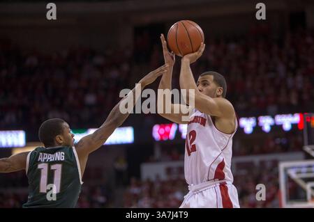 22 janvier 2013 - Madison, Wisconsin, États-Unis d'Amérique - 22 janvier 2013 : le garde du Wisconsin Traevon Jackson #12 tire sur le garde de l'État du Michigan Keith Appling #11 dans le jeu. Les Spartans de l'État du Michigan ont battu les Badgers du Wisconsin 49-47 au Kohl Center de Madison, WISCONSIN. John Fisher/CSM. (Crédit image : © John Fisher/Cal Sport Media/ZUMAPRESS.com) Banque D'Images