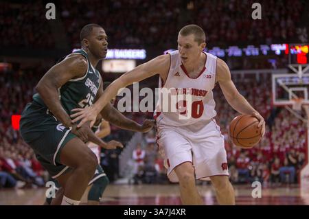 22 janvier 2013 - Madison, Wisconsin, États-Unis d'Amérique - 22 janvier 2013 : L'avant/centre du Wisconsin Jared Berggren #40 cherche à dribbler et conduire sur le centre de l'État du Michigan Derrick Nix #25. Les Spartans de l'État du Michigan ont battu les Badgers du Wisconsin 49-47 au Kohl Center de Madison, WISCONSIN. John Fisher/CSM. (Crédit image : © John Fisher/Cal Sport Media/ZUMAPRESS.com) Banque D'Images