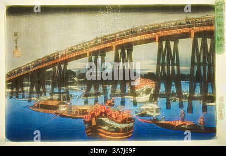 Une scène animée représentant un grand pont traversant une rivière, avec des bateaux traditionnels naviguant dans les eaux en contrebas. Le pont est orné de nombreuses figures, tandis que le paysage environnant présente des montagnes et un ciel serein, créant un mélange harmonieux d'éléments urbains et naturels., Art classique avec une touche moderne réinventée par Artotop, refroidissement au pont Ryogoku (Ryogokubashi noryo), de la série Famous places in Edo (Koto meisho), c. 1839/42, Utagawa Hiroshige 歌川 広重, japonais, 1797-1858, Japon, tirage couleur sur bois, oban Banque D'Images