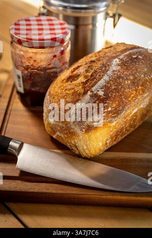 Gros plan de pain rustique au levain sur planche à découper en bois Banque D'Images