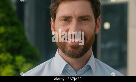 Gros plan portrait masculin dans le centre-ville en plein air visage moyen âge caucasien adulte barbu homme d'affaires homme d'affaires employeur homme d'affaires pensant détourner le regard Banque D'Images