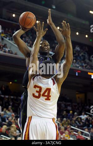10 février 2013 - Los Angeles, Californie, États-Unis S - 10 février 2013 : L'attaquant Shawn Kemp, Jr. (40) des Washington Huskies de Los Angeles, CALIFORNIE, se lance dans la lutte contre l'attaquant des chevaux de Troie de l'USC Eric Wise (34) dans la première moitié du match de basket-ball de la NCAA entre les Trojans de l'USC et les Huskies de Washington au Galen Center de Los Angeles, CA. David Hood/CSM. (Crédit image : © David Hood/Cal Sport Media/ZUMAPRESS.com) Banque D'Images