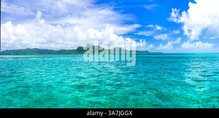Parfait tropical mer claire et ciel bleu. Îles paradisiaques tropicales. Avec fond de montagnes de gorge Lions à Maurice Banque D'Images