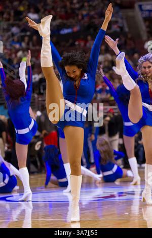 11 février 2013 : Philadelphia 76ers Dream Team joue pour les fans lors du match NBA entre les Clippers de Los Angeles et les 76ers de Philadelphie au Wells Fargo Center à Philadelphie, en Pennsylvanie. Les Clippers de Los Angeles ont battu les 76ers de Philadelphie, 107-90.(image crédit : © Chris Szagola/Cal Sport Media/ZUMAPRESS.com) Banque D'Images