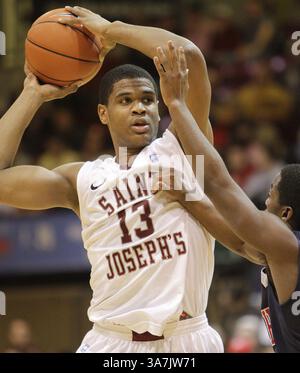 13 février 2013 - Philadelphie, PA, USA - Ronald Roberts Jr. (13) de Saint Joseph cherche à dépasser Kendall Anthony de Richmond lors de la deuxième mi-temps à la Hagan Arena de Philadelphie, Pennsylvanie, le mercredi 13 février 2013. Saint Joseph's Won, 61-55. (Crédit image : © Steven M. Falk/MCT/ZUMAPRESS.com) Banque D'Images