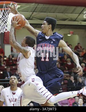 13 février 2013 - Philadelphie, PA, USA - Carl Jones de Saint Joseph tourne sous Deion Taylor (11) de Richmond pendant la première mi-temps à la Hagan Arena de Philadelphie, Pennsylvanie, le mercredi 13 février 2013. Saint Joseph's Won, 61-55. (Crédit image : © Steven M. Falk/MCT/ZUMAPRESS.com) Banque D'Images