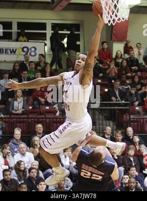 13 février 2013 - Philadelphie, PA, USA - Chris Wilson de Saint Joseph tourne sur Greg Robbins de Richmond pendant la première mi-temps à la Hagan Arena de Philadelphie, Pennsylvanie, le mercredi 13 février 2013. Saint Joseph's Won, 61-55. (Crédit image : © Steven M. Falk/MCT/ZUMAPRESS.com) Banque D'Images