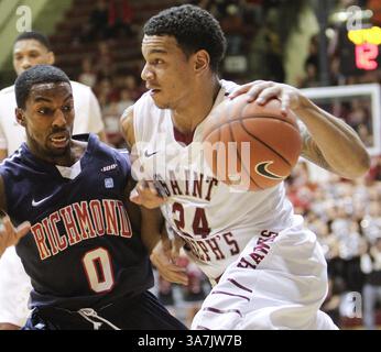 13 février 2013 - Philadelphie, PA, États-Unis - Chris Wilson de Saint Joseph, à droite, conduit sur Kendall Anthony de Richmond pendant la première mi-temps à la Hagan Arena de Philadelphie, Pennsylvanie, le mercredi 13 février 2013. Saint Joseph's Won, 61-55. (Crédit image : © Steven M. Falk/MCT/ZUMAPRESS.com) Banque D'Images