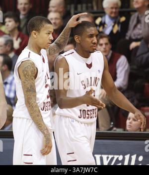 13 février 2013 - Philadelphie, PA, États-Unis - Langston Galloway, à droite, note une tape sur la tête de son coéquipier Carl Jones après avoir frappé un 3 points tard dans une victoire de 61-55 contre Richmond à la Hagan Arena de Philadelphie, Pennsylvanie, le mercredi 13 février 2013. (Crédit image : © Steven M. Falk/MCT/ZUMAPRESS.com) Banque D'Images