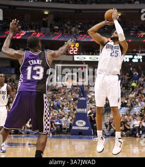 13 février 2013 - Dallas, TX, USA - Vince carter (25) des Dallas Mavericks tourne en première mi-temps au-dessus de Tyreke Evans des Sacramento Kings au American Airlines Center de Dallas, Texas, le mercredi 13 février 2013. Dallas bat Sacramento, 123-100. (Crédit image : © Paul Moseley/MCT/ZUMAPRESS.com) Banque D'Images