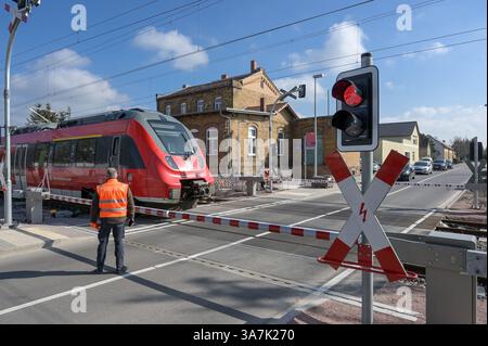 Halle, Allemagne. 27 mars 2025. Nouvelles voies et nouvelles technologies de contrôle et de sécurité à la gare de Reußen. Deutsche Bahn a posé un total de 70 km de nouvelles voies à la jonction ferroviaire de Halle. La nouvelle technologie à la jonction ferroviaire de Halle assure désormais des connexions plus rapides dans le trafic ferroviaire. Après une fermeture de plusieurs jours, nécessaire à la mise en service, le trafic local, longue distance et fret reprend. Crédit : Heiko Rebsch/dpa/Alamy Live News Banque D'Images